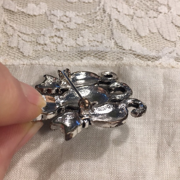 Cat Backs Trio Marquisate Brooch - Picture 7 of 9